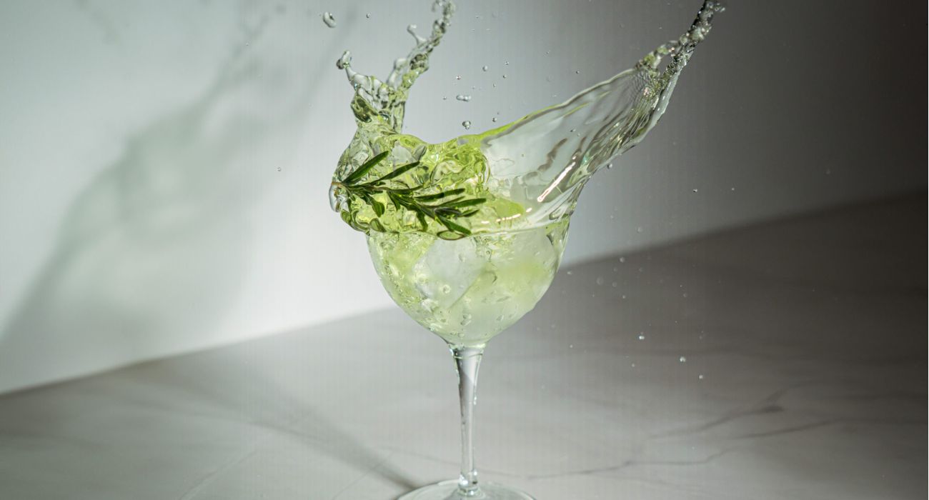 Cocktail mit Eiswürfeln